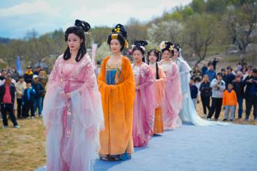 长春百年梨园盛景绽放 汉服花朝节游园会盛况空前