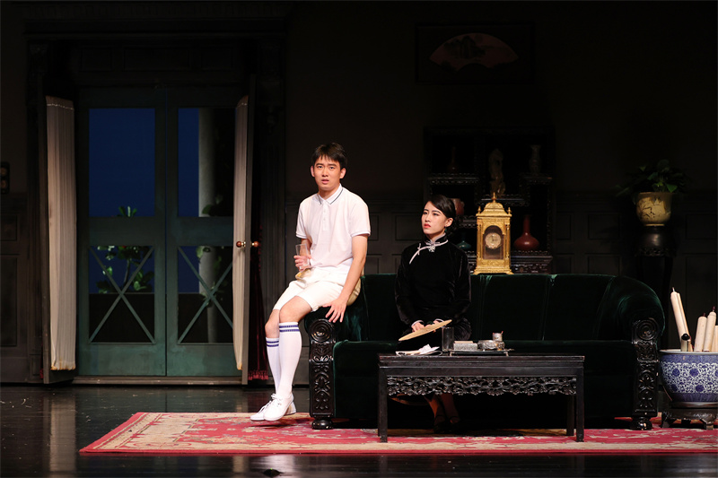 北京人艺舞台首次上演学生剧社排演的完整版《雷雨》