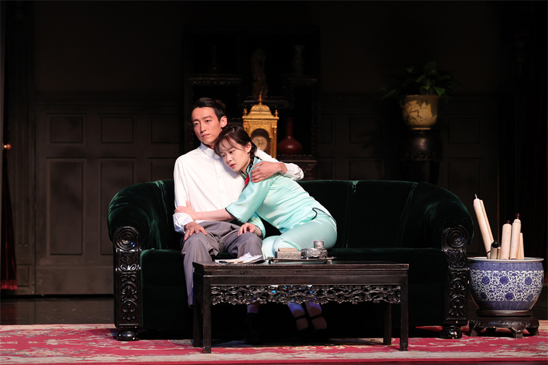 北京人艺舞台首次上演学生剧社排演的完整版《雷雨》