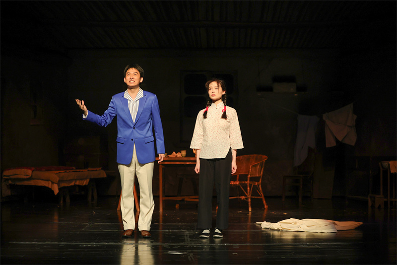 北京人艺舞台首次上演学生剧社排演的完整版《雷雨》