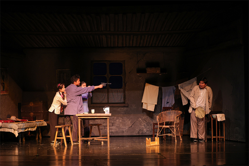 北京人艺舞台首次上演学生剧社排演的完整版《雷雨》