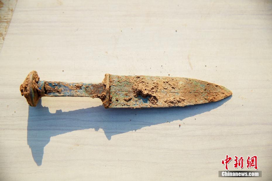 漯河发现战国至东汉古墓葬群 战国青铜剑依然锋利