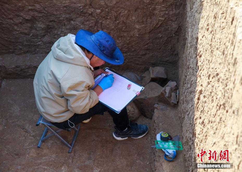 漯河发现战国至东汉古墓葬群 战国青铜剑依然锋利