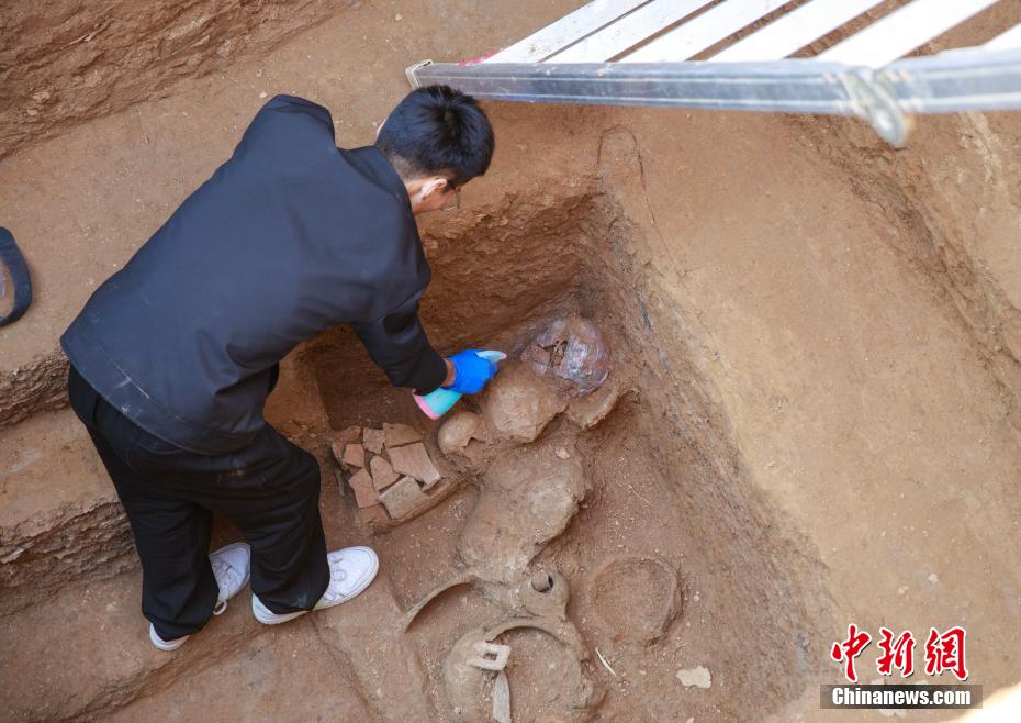 漯河发现战国至东汉古墓葬群 战国青铜剑依然锋利