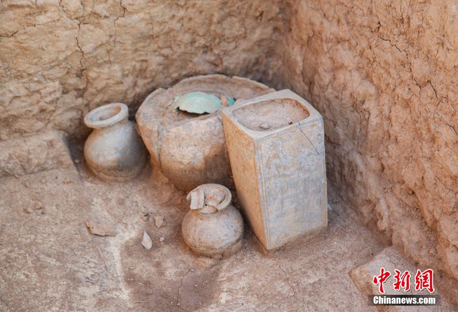 漯河发现战国至东汉古墓葬群 战国青铜剑依然锋利