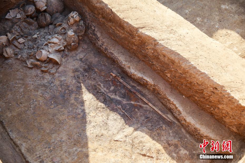 漯河发现战国至东汉古墓葬群 战国青铜剑依然锋利