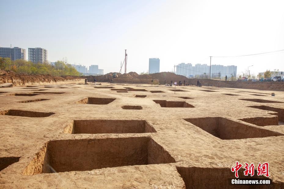 漯河发现战国至东汉古墓葬群 战国青铜剑依然锋利