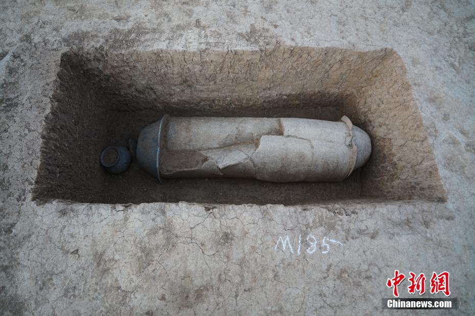 漯河发现战国至东汉古墓葬群 战国青铜剑依然锋利