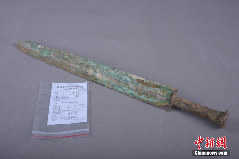 漯河发现战国至东汉古墓葬群 战国青铜剑依然锋利