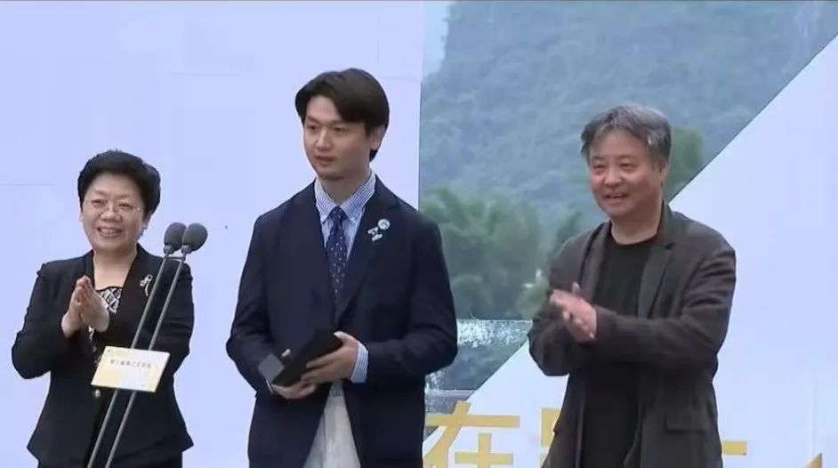 “越过山丘，却发现无人等候” 这段获奖感言刷屏