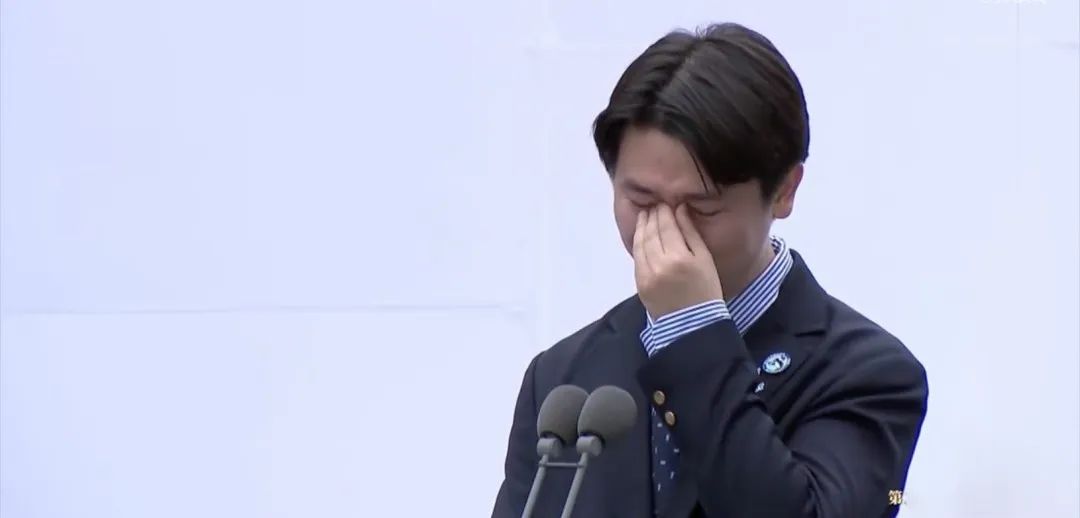 “越过山丘，却发现无人等候” 这段获奖感言刷屏