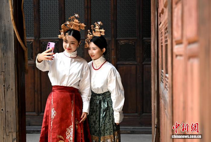 方寸间“显山露水”！福州软木画簪起坊巷风雅