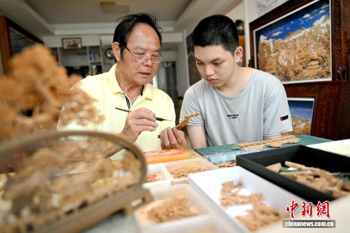 方寸间“显山露水”！福州软木画簪起坊巷风雅
