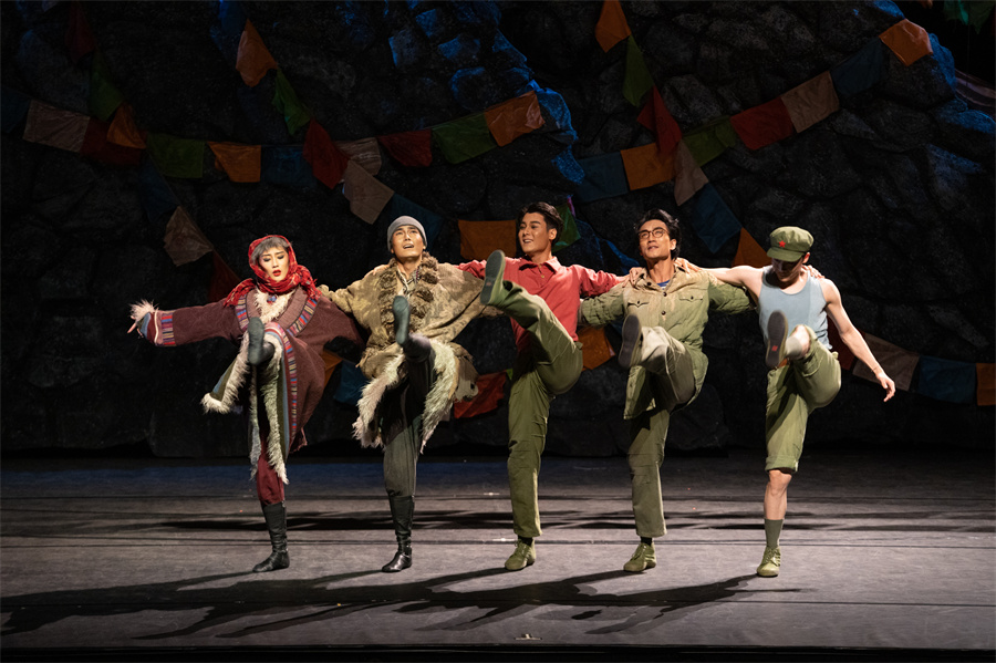 原创民族舞剧《天路》在国家大剧院上演