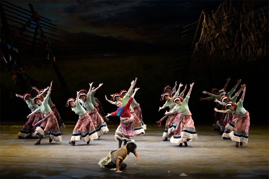 原创民族舞剧《天路》在国家大剧院上演