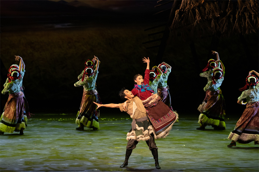 原创民族舞剧《天路》在国家大剧院上演