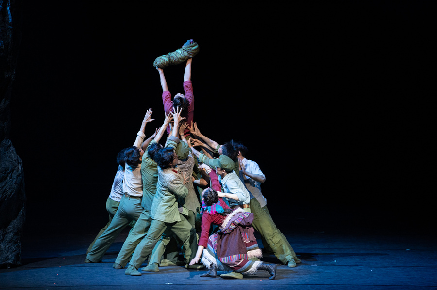 原创民族舞剧《天路》在国家大剧院上演