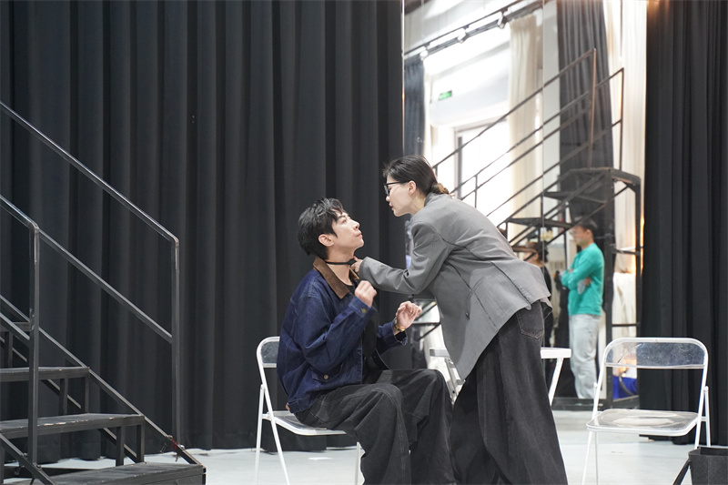 舞台剧版《看不见的客人》6月亮相北京 张维伊金靖上演神级反转