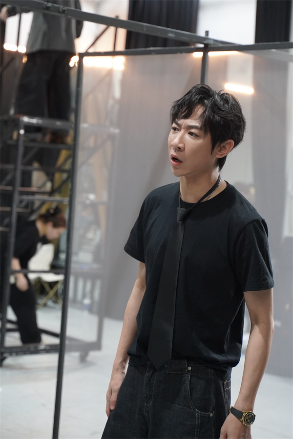 舞台剧版《看不见的客人》6月亮相北京 张维伊金靖上演神级反转