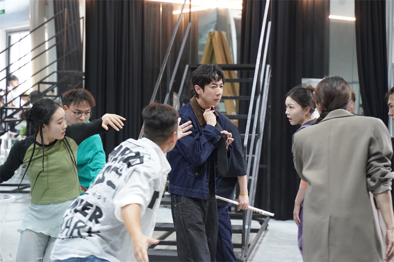 舞台剧版《看不见的客人》6月亮相北京 张维伊金靖上演神级反转