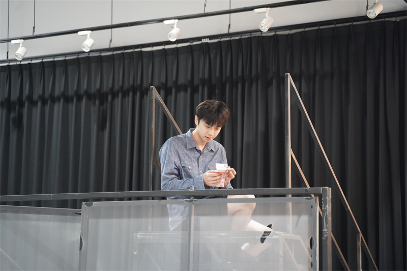 舞台剧版《看不见的客人》6月亮相北京 张维伊金靖上演神级反转