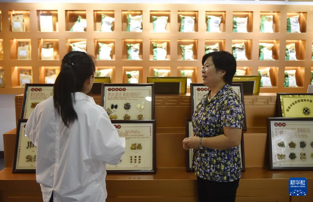 走进技艺传习馆 感受中药材加工