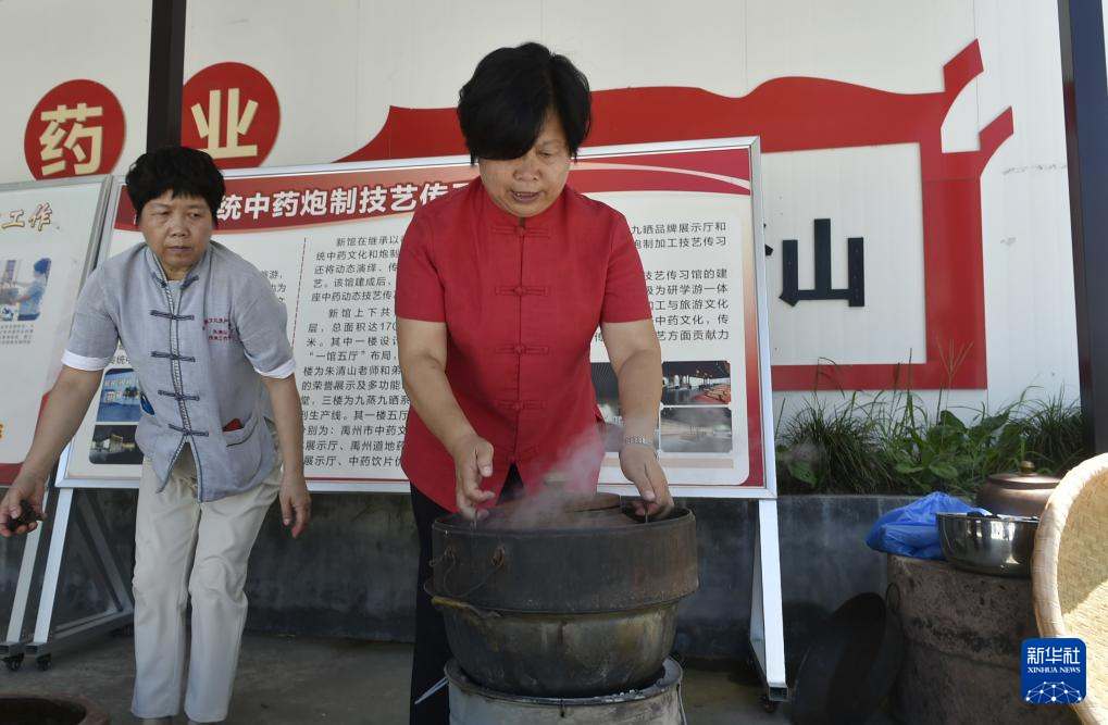走进技艺传习馆 感受中药材加工