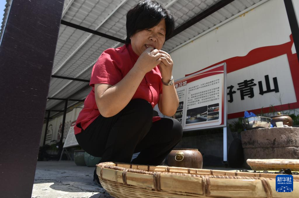 走进技艺传习馆 感受中药材加工