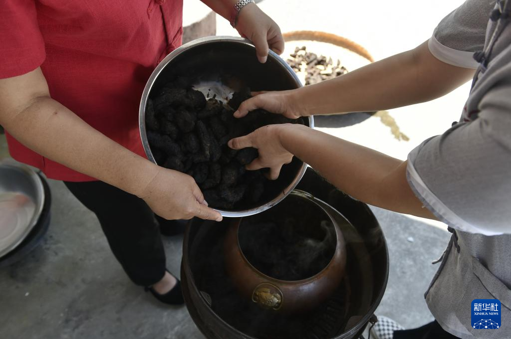 走进技艺传习馆 感受中药材加工