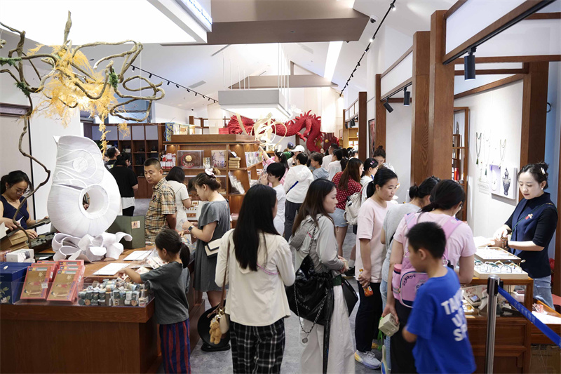 辽宁省博物馆暑假首月观众数量增长六成