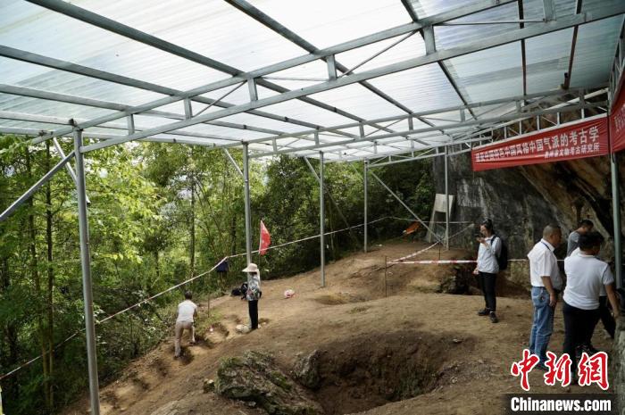 图为贵州普定穿洞遗址考古发掘现场。　应腾摄