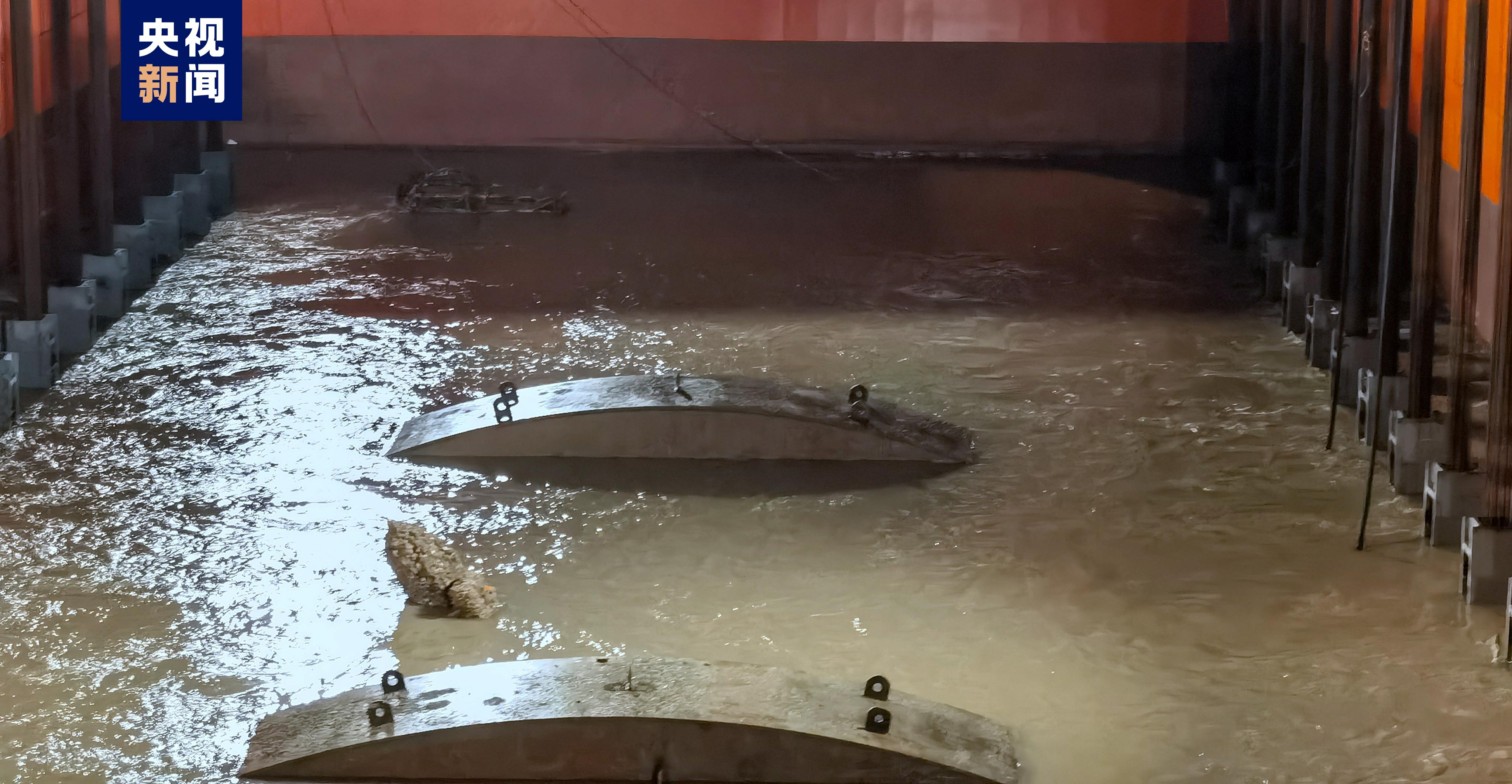 长江口二号古船成功整体打捞出水 考古与文物保护取得重大阶段性成果