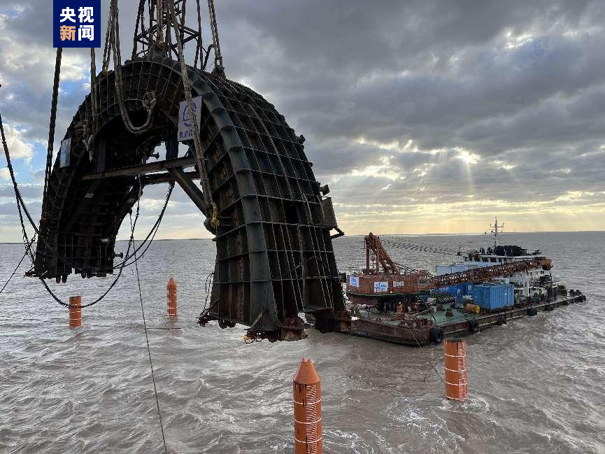 长江口二号古船成功整体打捞出水 考古与文物保护取得重大阶段性成果