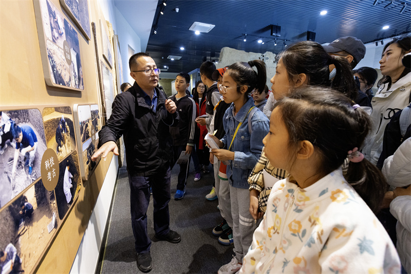 20组家庭走进北京路县故城遗址考古发掘现场