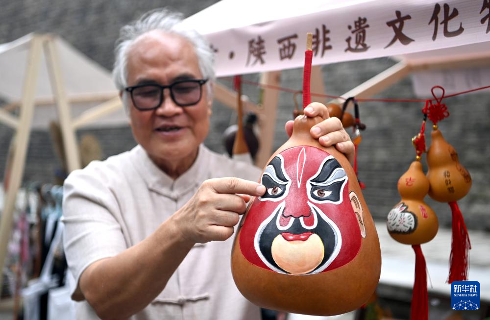 西安：古城墙下感受非遗魅力