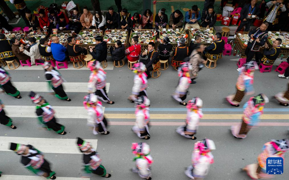 云南绿春：长街古宴迎来客
