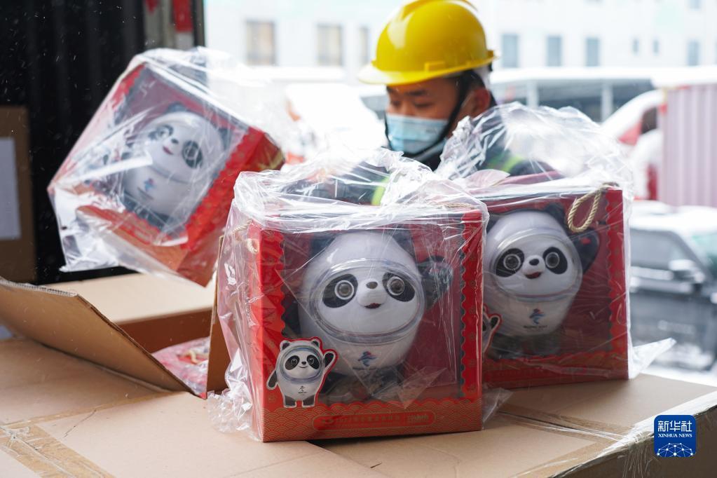 新一批“冰墩墩”抵京