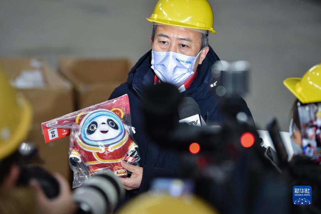 新一批“冰墩墩”抵京