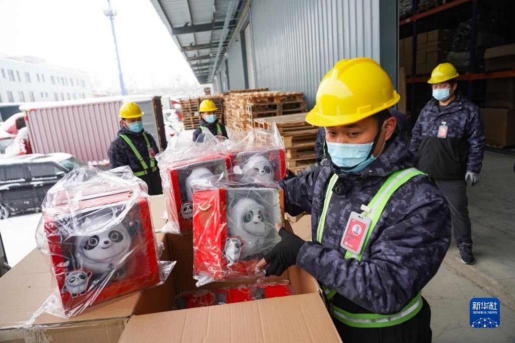 新一批“冰墩墩”抵京