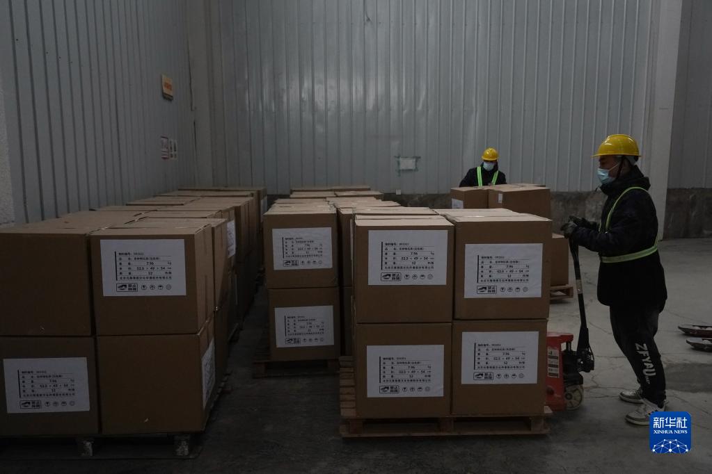 新一批“冰墩墩”抵京