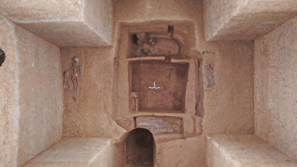 河南安阳发现商代“册”族居葬区