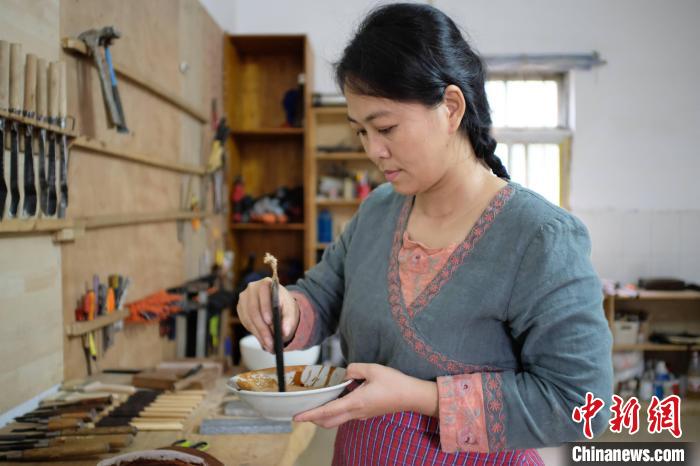 广西农家院里的古琴制作师：远赴台湾将手艺带回故乡