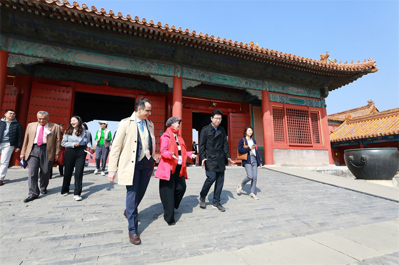 首届兰花奖外籍评委走读“北京中轴线”