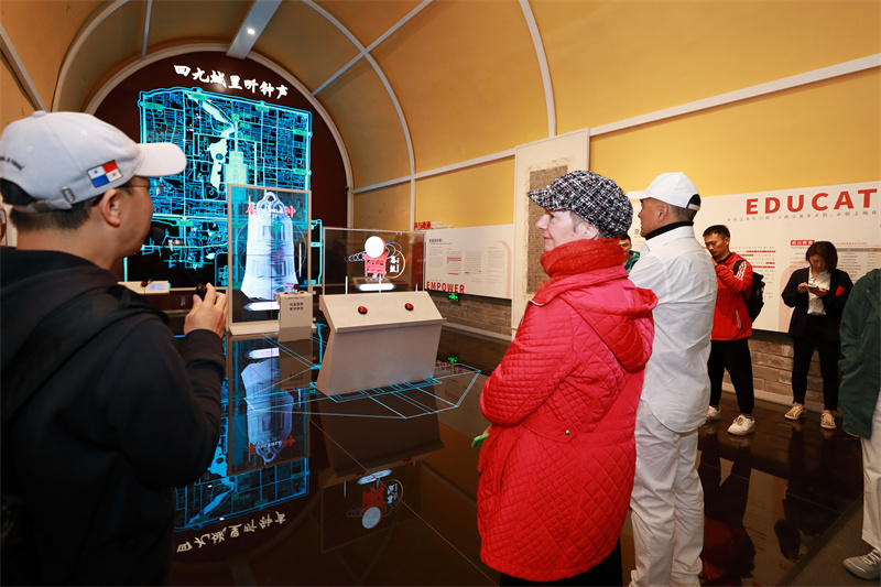 首届兰花奖外籍评委走读“北京中轴线”