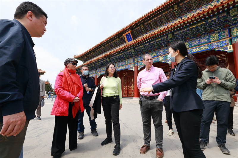 首届兰花奖外籍评委走读“北京中轴线”