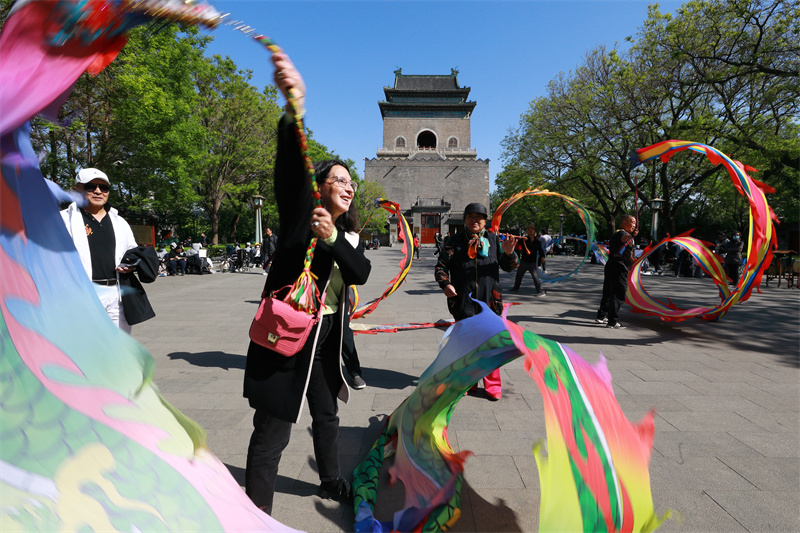 首届兰花奖外籍评委走读“北京中轴线”