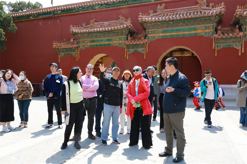 首届兰花奖外籍评委走读“北京中轴线”