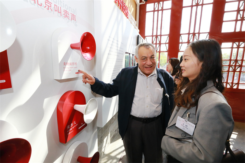 首届兰花奖外籍评委走读“北京中轴线”