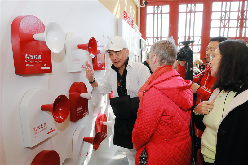 首届兰花奖外籍评委走读“北京中轴线”