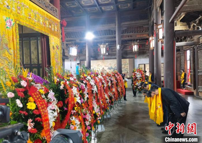 图为来宾敬献花篮、谒庙拜祖。　刘玉桃摄
